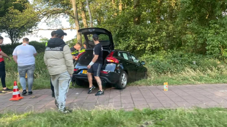 Twee auto’s botsen op elkaar op Liesselsweg in Deurne