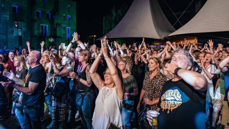 Tribute-bands maken indruk bij Walhalla Zomerfeesten; bezoekers trotseren buien voor Starman