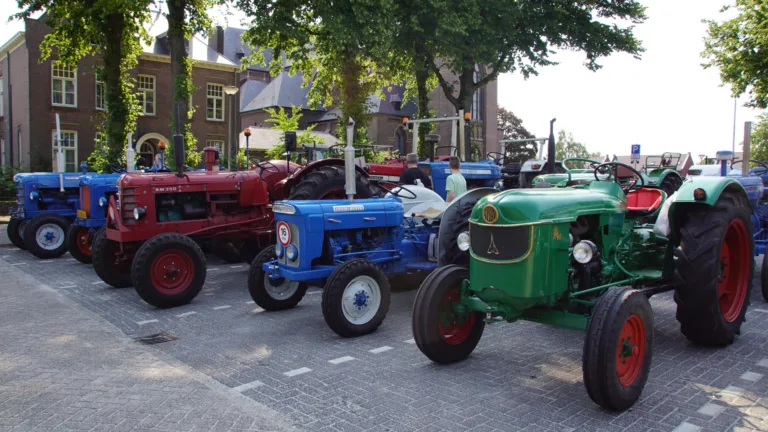 Toeren in de hitte door de Peel op klassieke tractoren; ‘Waren net op tijd binnen voor de bui’