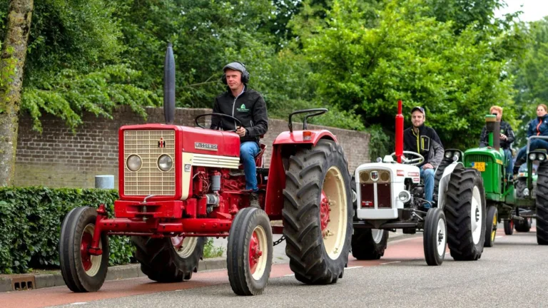 Op de trekker door de Peel; VC de Krum houdt Oldtimer Tractor Toertocht