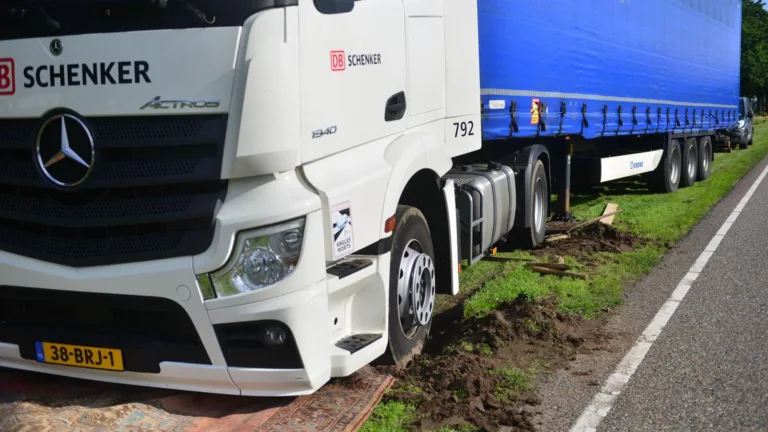 Jarige vrachtwagenchauffeur rijdt truck vast in berm Binderendreef