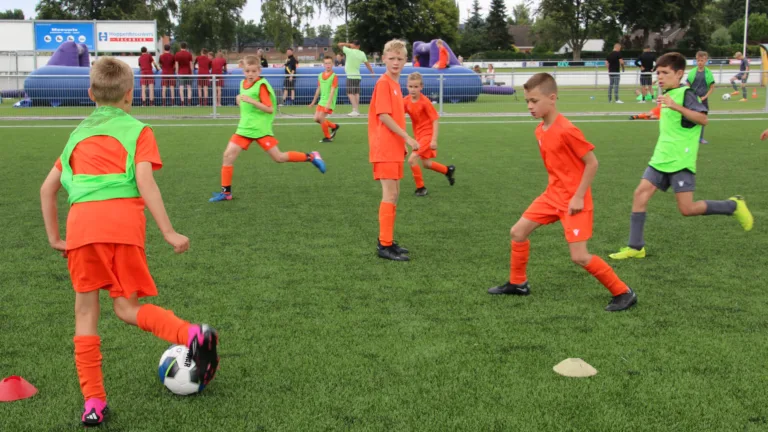 Ruim 130 kinderen leven zich uit bij voetbaldagen van ZSV