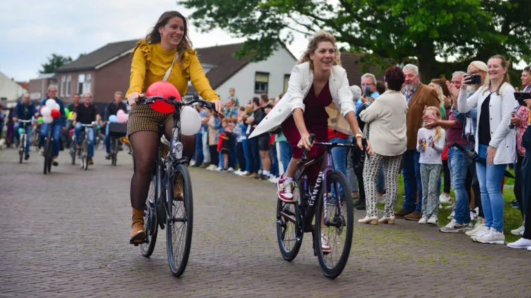 [VIDEO] Neerkantse Tour de France-heldin Yara Kastelijn gehuldigd door trotse mededorpsbewoners