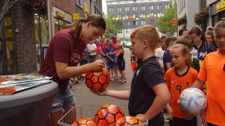 Fans ontmoeten Deurnese Oranje Leeuwin; met Aniek op de foto