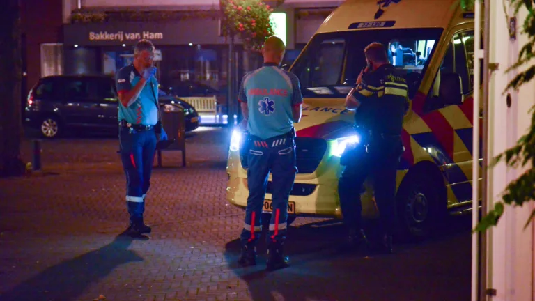 Verwarde persoon van dak appartementencomplex Oude Martinetstraat gehaald