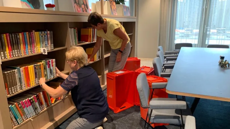 Verhuizing bibliotheek Deurne in volle gang; 30.000 boeken en tijdschriften krijgen nieuwe plek