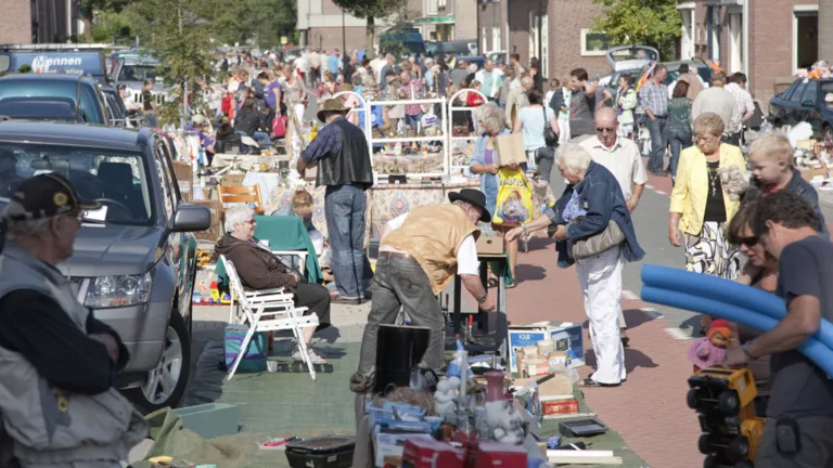 Rondneuzen in tweedehands spullen van 60 deelnemers bij grote kofferbakverkoop in Vlierden