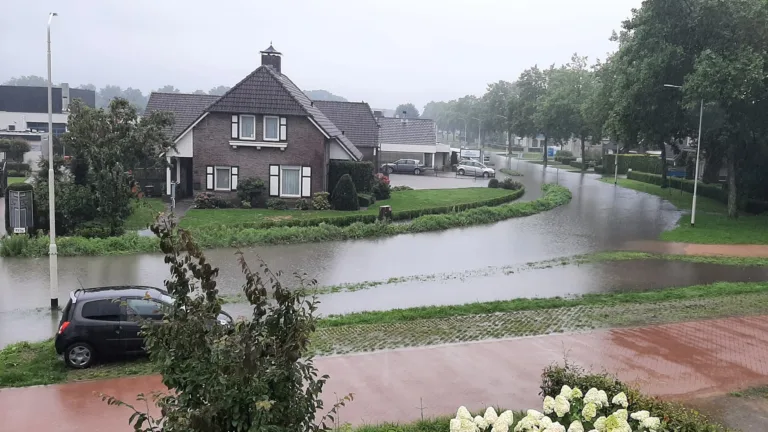 [VIDEO] Verschillende straten blank in Deurne door stevige regenbuien