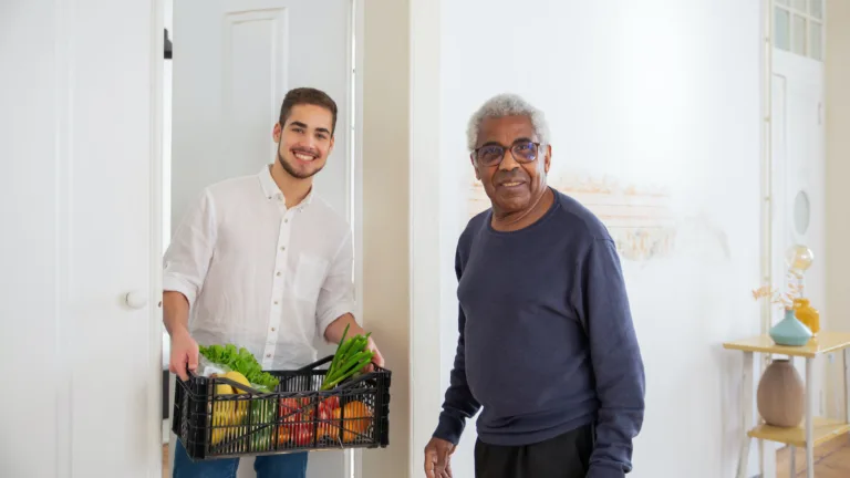 Presentje als blijk van waardering voor mantelzorgers in Deurne