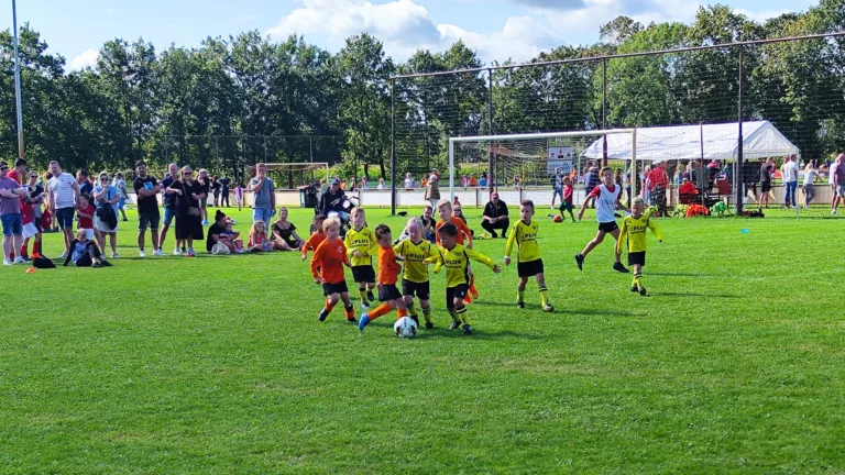 Honderden jonge fanatieke voetballers stralen bij SJVV Pupillentoernooi in Deurne