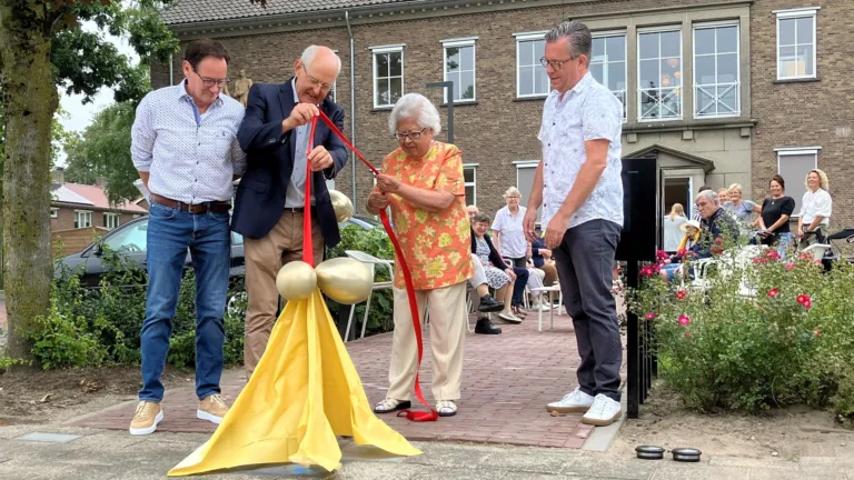 Vergeet-Mij-Niet-Pad geopend bij Het Gastenhuis als symbool voor dementievriendelijk Deurne