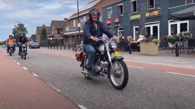 [VIDEO] Oldtimer-bromfietsliefhebbers trotseren regen tijdens Peellandrit Vette Bougie