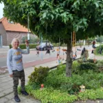 Wilma van den Heuvel bij haar boom