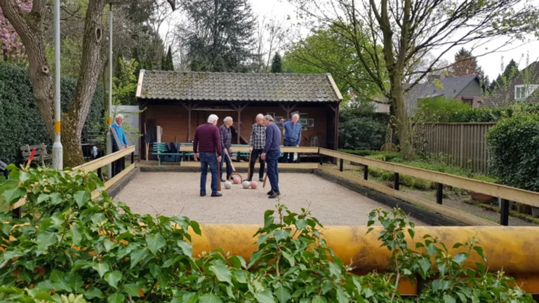 Leden heemkundekring H.N. Ouwerling strijden beugelend om de ‘Johan Engels Bokaal’