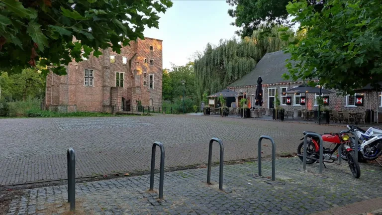 Nieuwe ‘fietsnietjes’ bij Dinghuis in Deurne moeten diefstal van tweewielers tegengaan