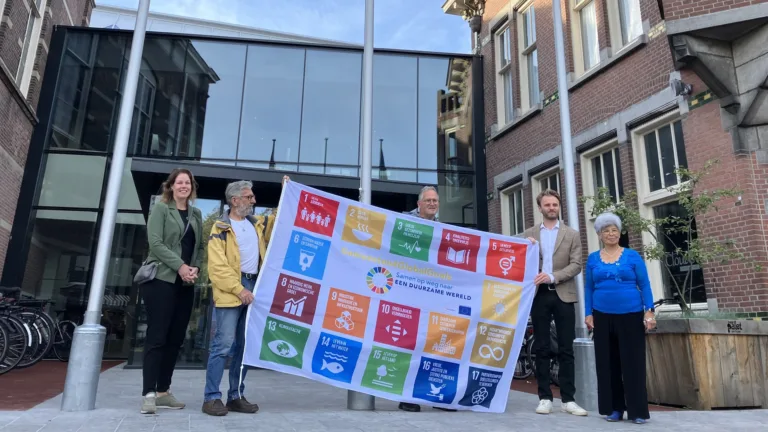 Duurzaamheids-vlag gehesen in Deurne vanwege 8-jarig bestaan Global Goals