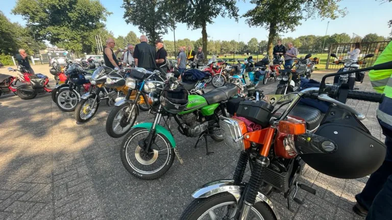 Bromfietsliefhebbers Vette Bougie sluiten seizoen af met extra lange tourrit en oldtimerbeurs