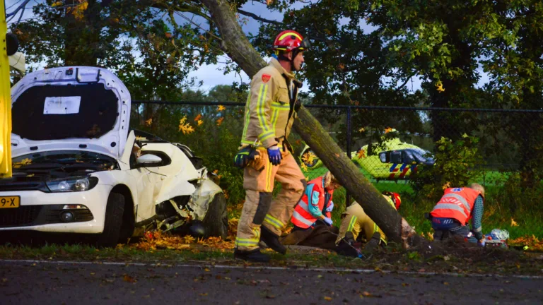 Auto raakt van de weg en botst op boom; twee zwaargewonden bij ernstig ongeval Heitrak Liessel