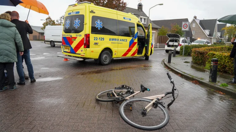 Fietsster gewond na aanrijding door bestelbus op Industrieweg Deurne