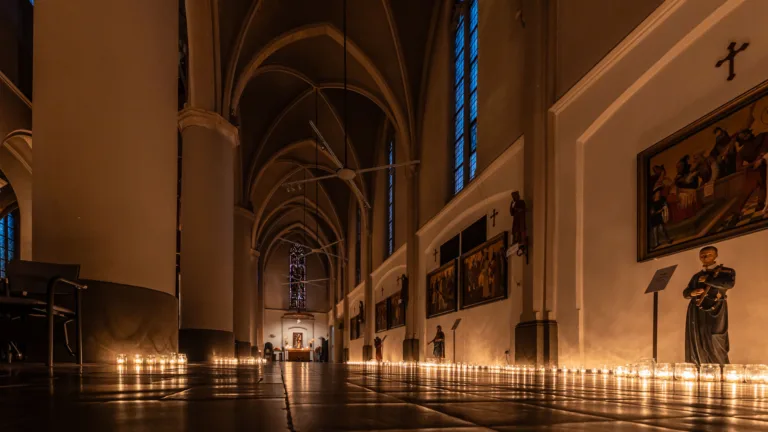 Traditie van viering All Hallows’ Eve hult Willibrorduskerk Deurne elk jaar in kaarslicht