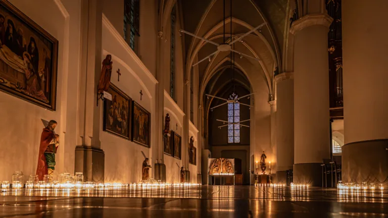 Indrukwekkend tafereel met bijna 1800 kaarsjes tijdens All Hallows Eve in Deurnese St. Willibrorduskerk