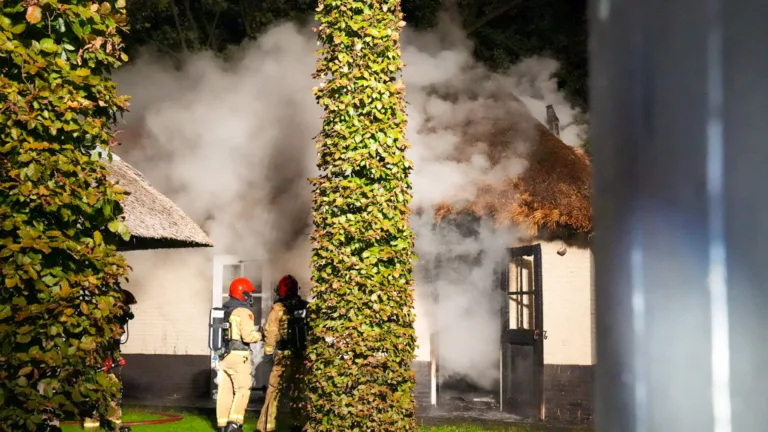 Veel schade na brand in bijgebouw met rieten dak aan Dubloen in Deurne