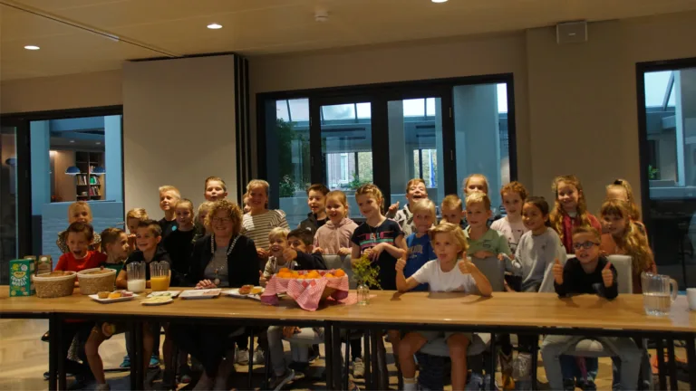 Leerlingen basisschool Tijl Uilenspiegel ontbijten bij burgemeester van Deurne