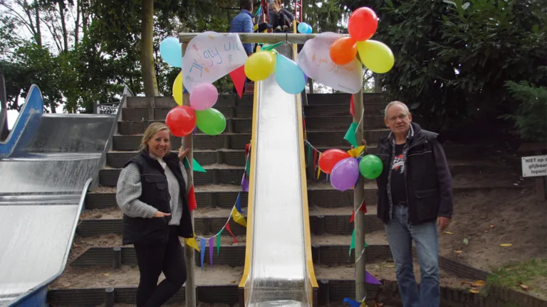 Samen afscheid nemen van de gele glijbaan in De Speuldries in Sint-Jozef