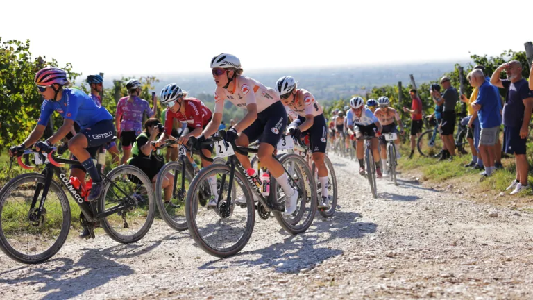 Neerkantse Yara Kastelijn komt net tekort voor podiumplek bij WK gravel in Italië