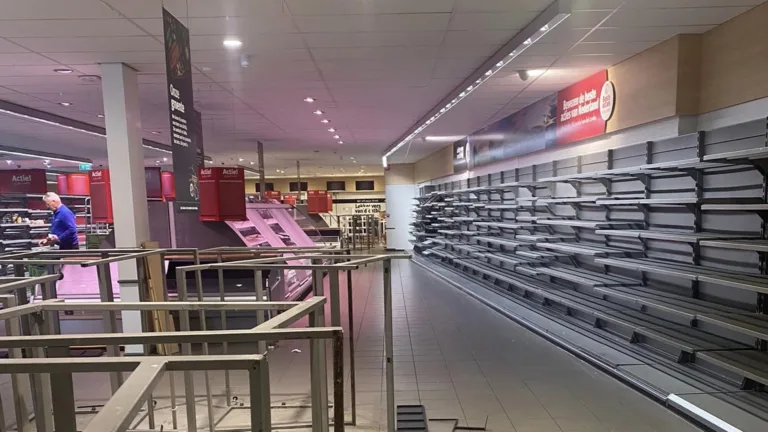 Lege schappen bij Jan Linders Liessel; ombouw naar Albert Heijn-formule gestart