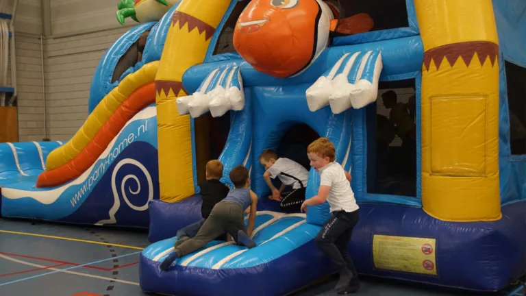 Klimmen, springen en klauteren in speelparadijs van Kids Air Fun