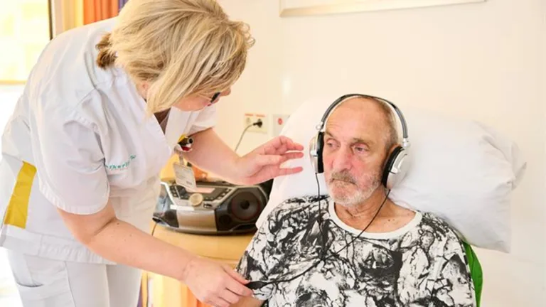 Elkerliek ziekenhuis gestart met muziektherapie voor patiënten die beroerte hebben gehad