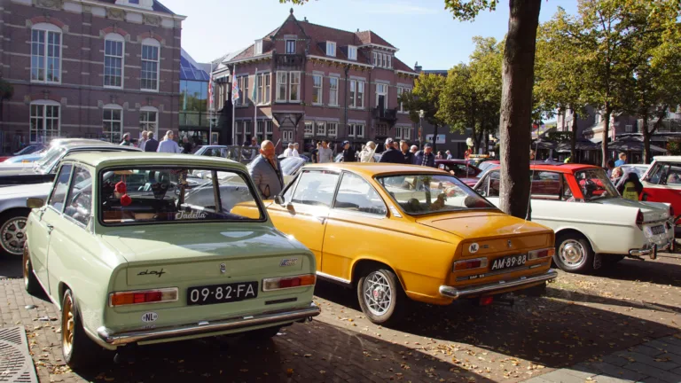 [VIDEO] Deurnese oldtimerliefhebbers rijden laatste rit van seizoen onder stralende zon