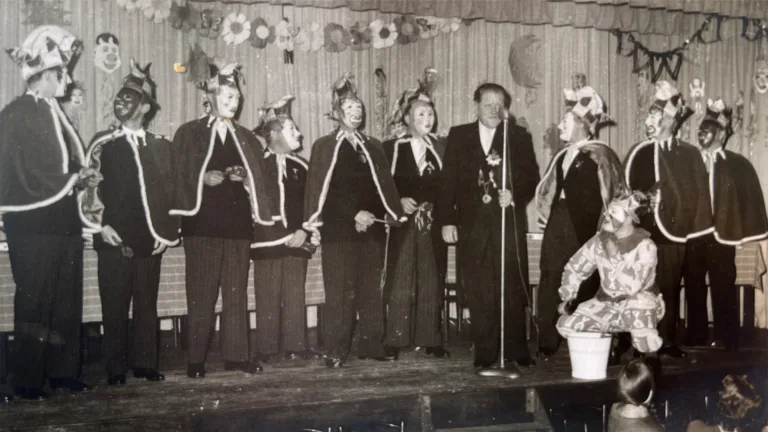 Pop-up museum in Deurne laat 66-jarige geschiedenis van carnavalsstichting De Peelstrekels zien