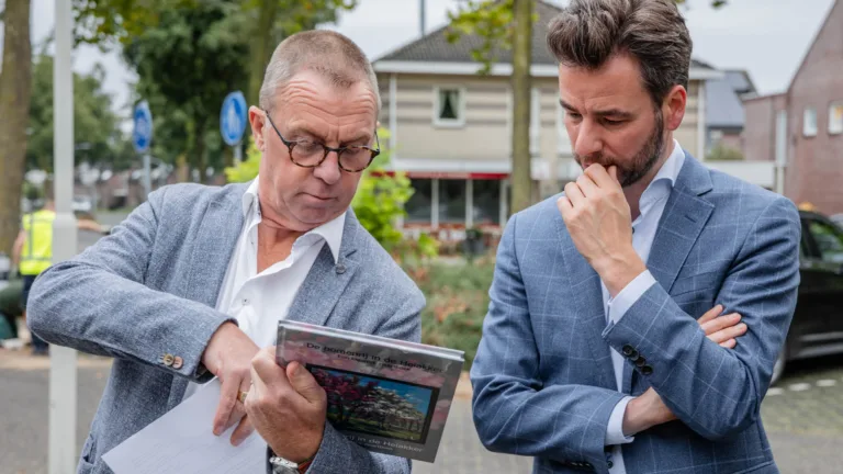 Wethouders Verhees en Biemans nemen fotoboek in ontvangst over slechte staat van bomenrij Heiakker