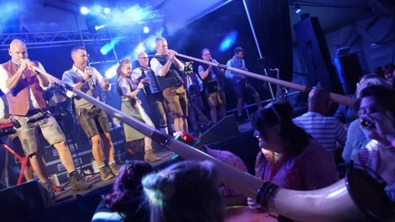 Lange tafels en lederhosen; succesvol eerste Oktoberfest in Zeilberg