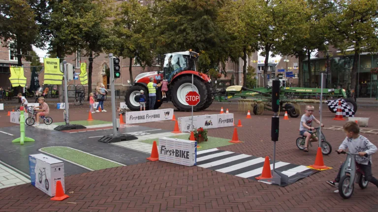 Kinderen ervaren uitdagingen en gevaren van dagelijks verkeer op Markt in Deurne