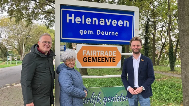 Eerste Fairtrade-gemeentebord geplaatst in Helenaveen: ‘Vanaf nu kan iedereen het zien’