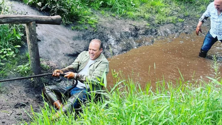 Frans Bauer maandag op tv door de modder bij Toon Kortooms Park in Leven zonder Letters