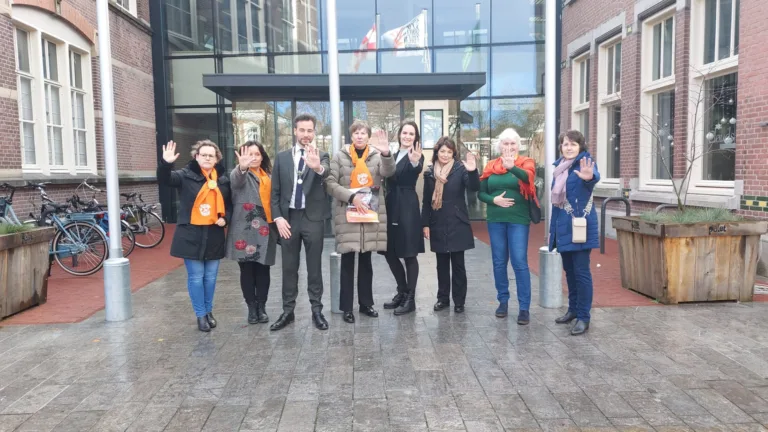 [VIDEO] Orange the World-vlag gehesen in Deurne als symbool voor strijd tegen geweld tegen vrouwen