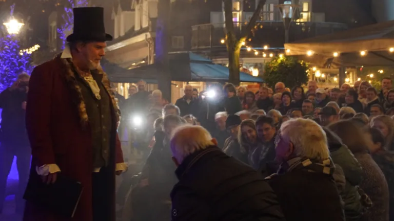 [VIDEO] Publiek hangt aan lippen van verteller Marcel Stevens bij interactief Peelsprookje in Deurne