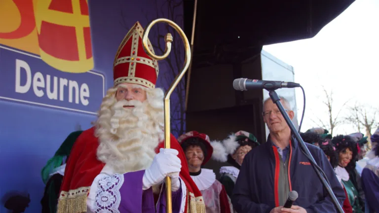 Sinterklaas en Pieten arriveren op de Markt in Deurne