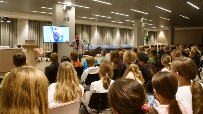 Grote belangstelling voor Ouder & kind-avond in Deurnese bieb met vlogger Teun Peters