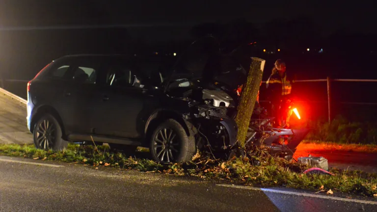 Auto botst tegen boom op Bakelseweg in Deurne