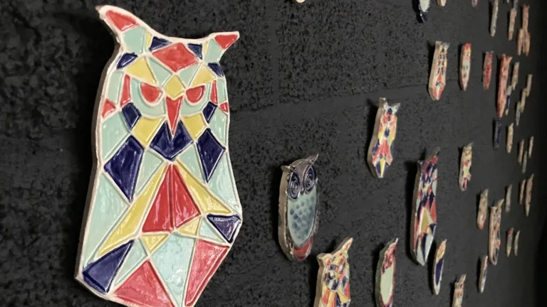 Kunstwerk met 100 keramieken uiltjes van leerlingen Willibrord Gymnasium onthuld