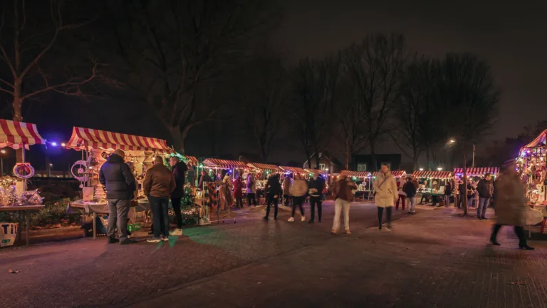 Kerstmarkt brengt Heiakker in winterse sferen: ‘Bijzonder om te zien hoe wijk samenkomt’