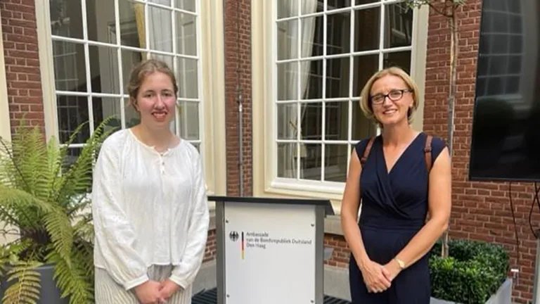 Leerling en docent Willibrord Gymnasium Deurne op bezoek bij Duitse ambassadeur