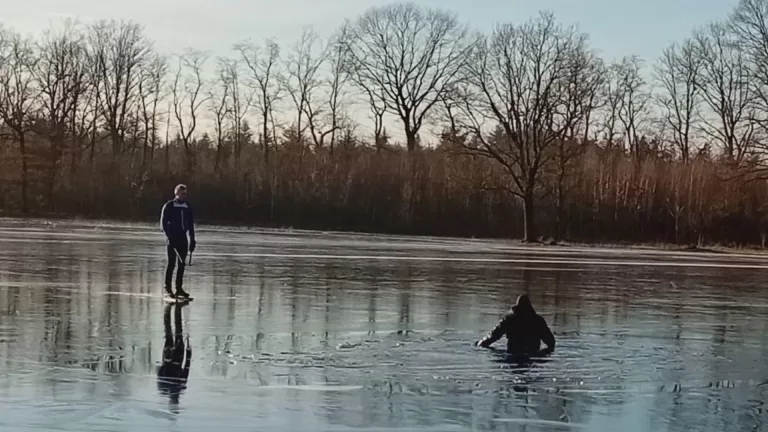 [VIDEO] Twee schaatsers zakken door ijs Buntven; één persoon raakt gewond