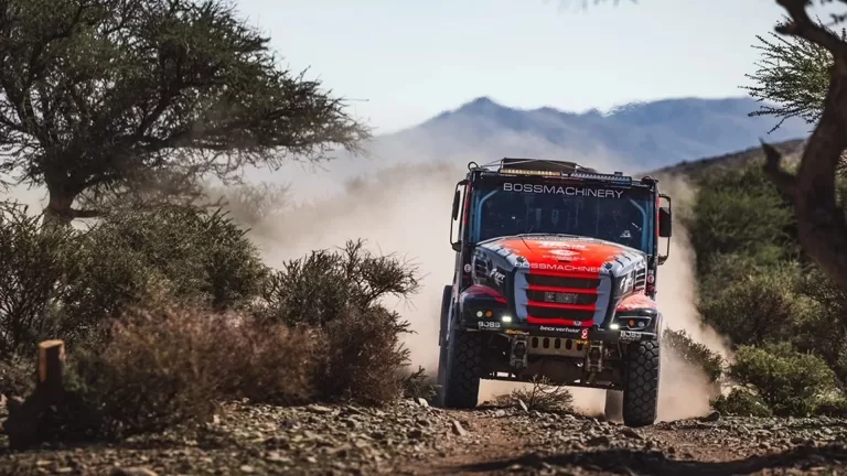 Team Van Kasteren finisht als eerste door goed navigatiewerk van Neerkantse Snijders in Dakar Rally