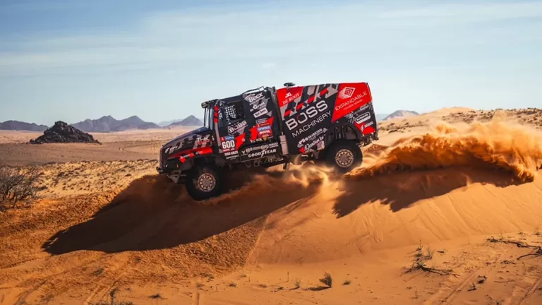 Truck van Van Kasteren en Neerkantse navigator Snijders heeft het zwaar in Dakar Rally